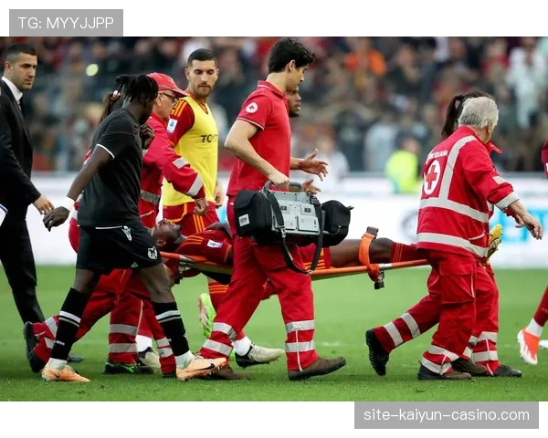 足球规则中关于球员佩戴首饰的判罚标准是什么？